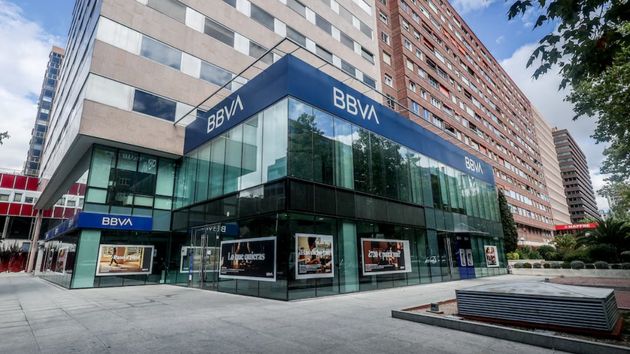 Un cliente de BBVA pide un préstamo de 17.000 euros y el banco le hace un seguro por 45.000, revela un abogado: “No engañéis, haced las cosas bien”