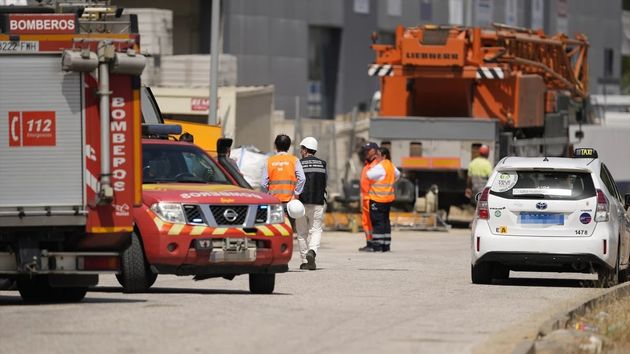 Efectivos de emergencias en la nave desplomada