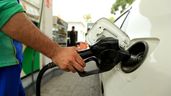 Hombre repostando en gasolinera
