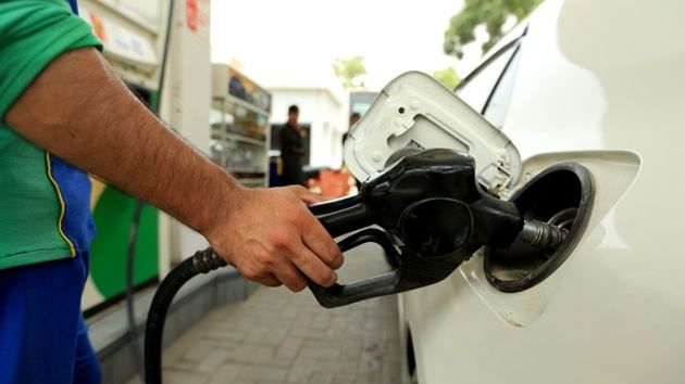 Hombre repostando en gasolinera